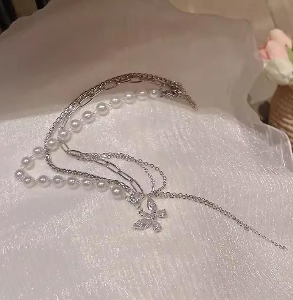 BFLYZ®Butterfly Rhinestone Pearl Necklace